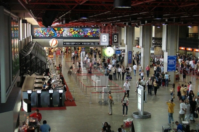 Viajantes de países afetados pelo Ebola recebem orientação nos aeroportos do Brasil